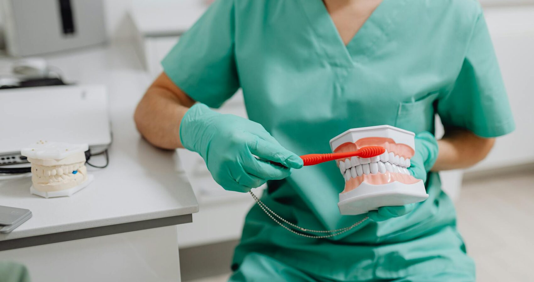 Nadwrażliwość zębów – co to jest i jakie są przyczyny? Leczenie nadwrażliwości zębów